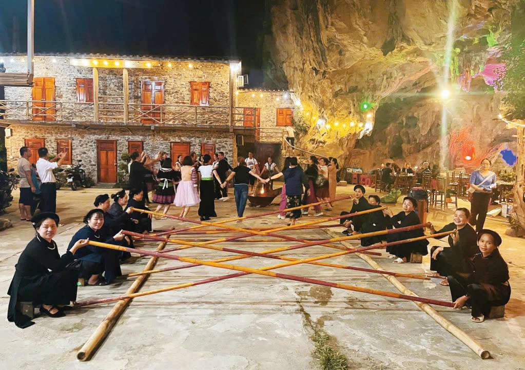 Du lịch Cao Bằng thu hút du khách bởi sự nguyên sơ và nền văn hóa đậm đà bản sắc các dân tộc thiểu số.