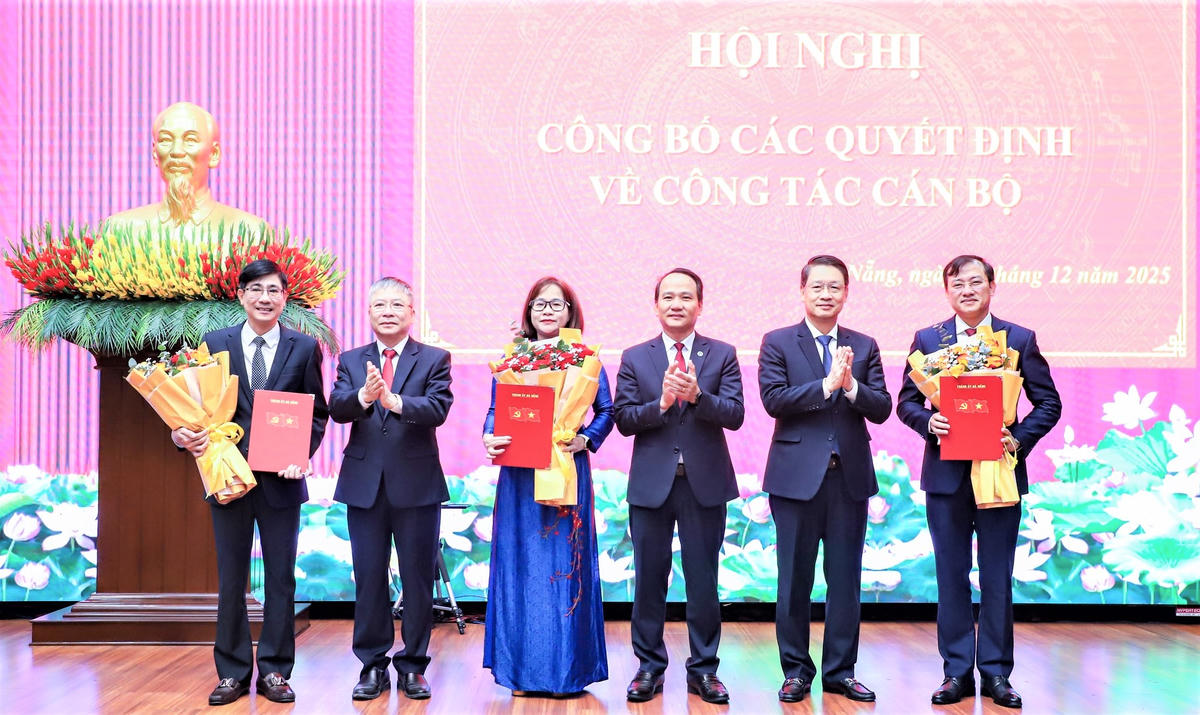 Lãnh đạo TP Đà Nẵng trao quyết định cho bà Trần Thị Kim Hoa giữ chức Chủ tịch UBND đặc khu Hoàng Sa. Ảnh: CV. 