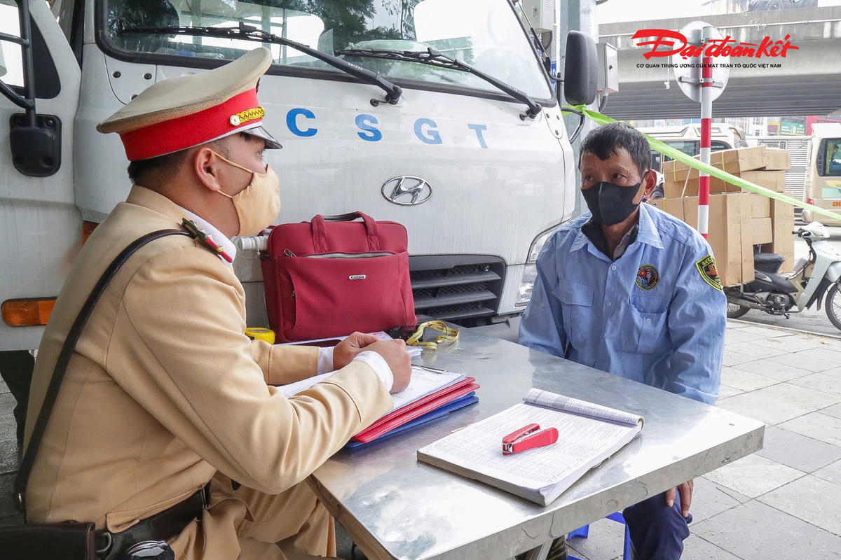 Lực lượng chức năng tiến hành lập biên bản vi phạm.