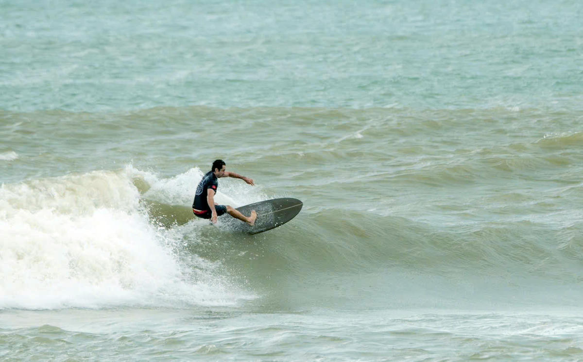 Các vận động viên cưỡi trên những đợt sóng. Ảnh: Nguyễn Tú.