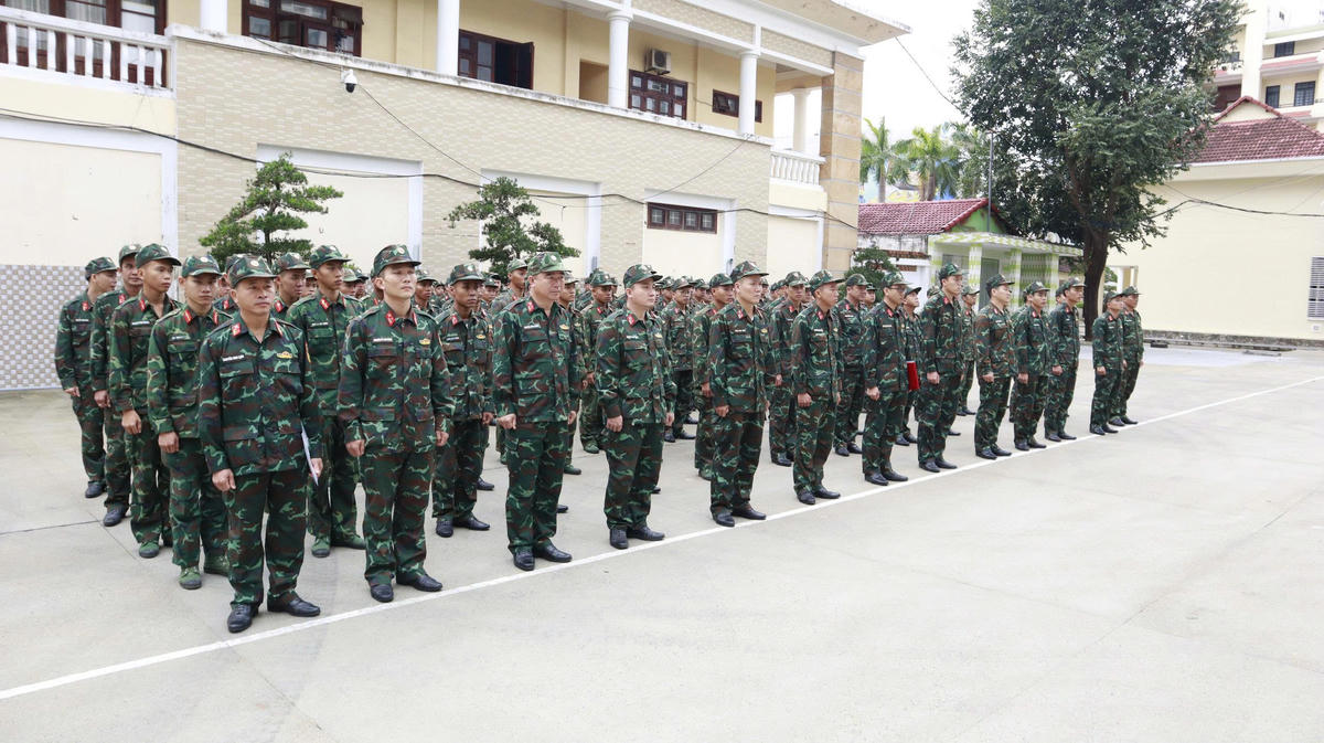Lực lượng quân đội xuất quân hỗ trợ nhân dân Đắk Lắk khắc phục hậu quả mưa lũ. Ảnh: CV.