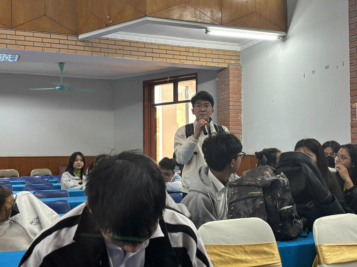 Sinh viên đặt câu hỏi tới hiệu trưởng tại buổi đối thoại. Ảnh: Hồng Hạnh