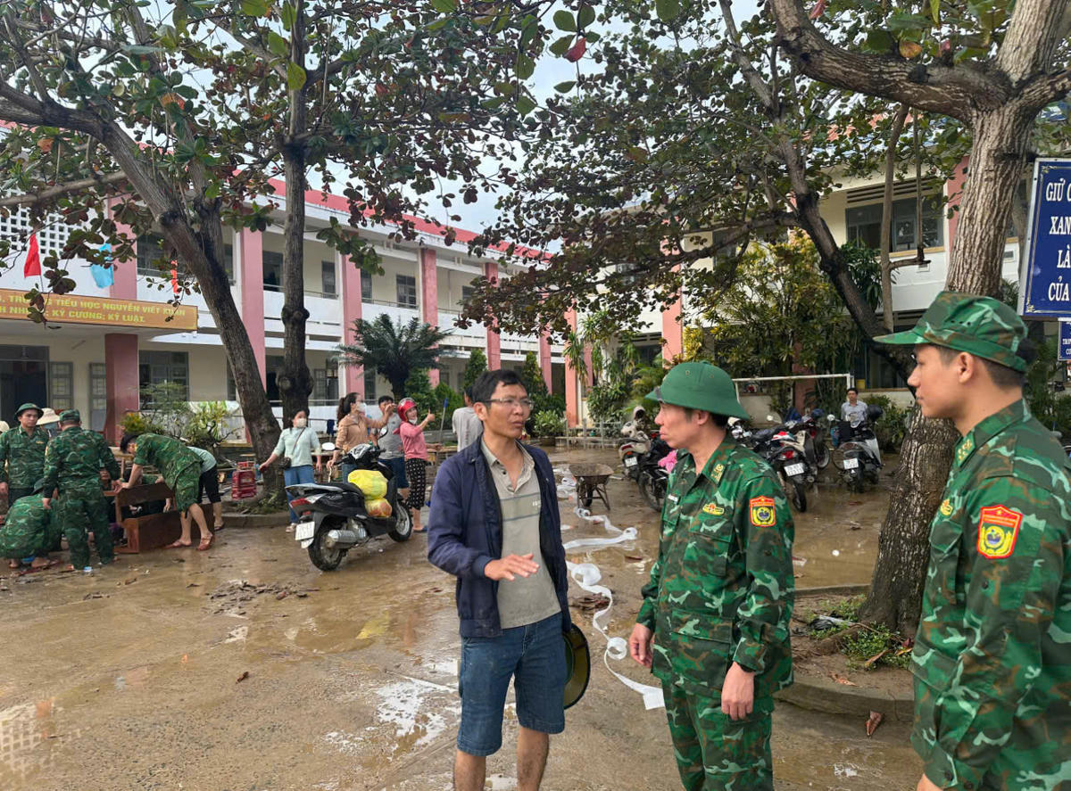 Đại tá Đỗ Quang Thấm, Chính ủy Bộ Chỉ huy Bộ đội Biên phòng tỉnh Đắk  Lắk chỉ đạo khắc phục hậu quả trong đợt lũ vừa qua. Ảnh: Ngọc Lân.