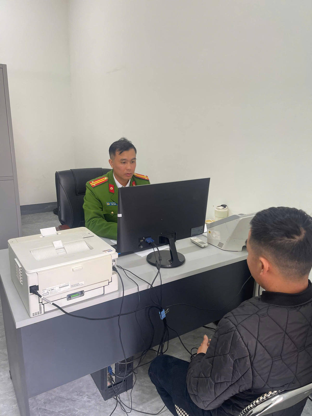 Lực lượng chức năng làm việc với người đàn ông vi phạm. Ảnh: Công an phường Cam Đường.