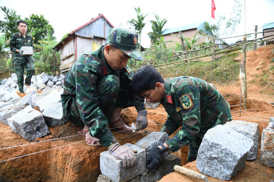 Bộ CHQS tỉnh Gia Lai sẽ bố trí lực lượng có tay nghề thợ xây cao để hỗ trợ người dân bị thiệt hại mưa bão vừa qua xây lại nhà mới. Ảnh: CV.