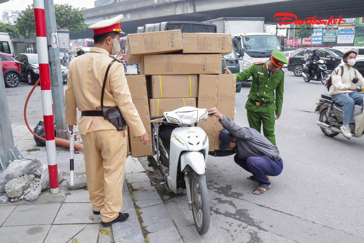 Lực lượng CSGT xử lý tài xế chở hàng cồng kềnh gây mất ATGT.