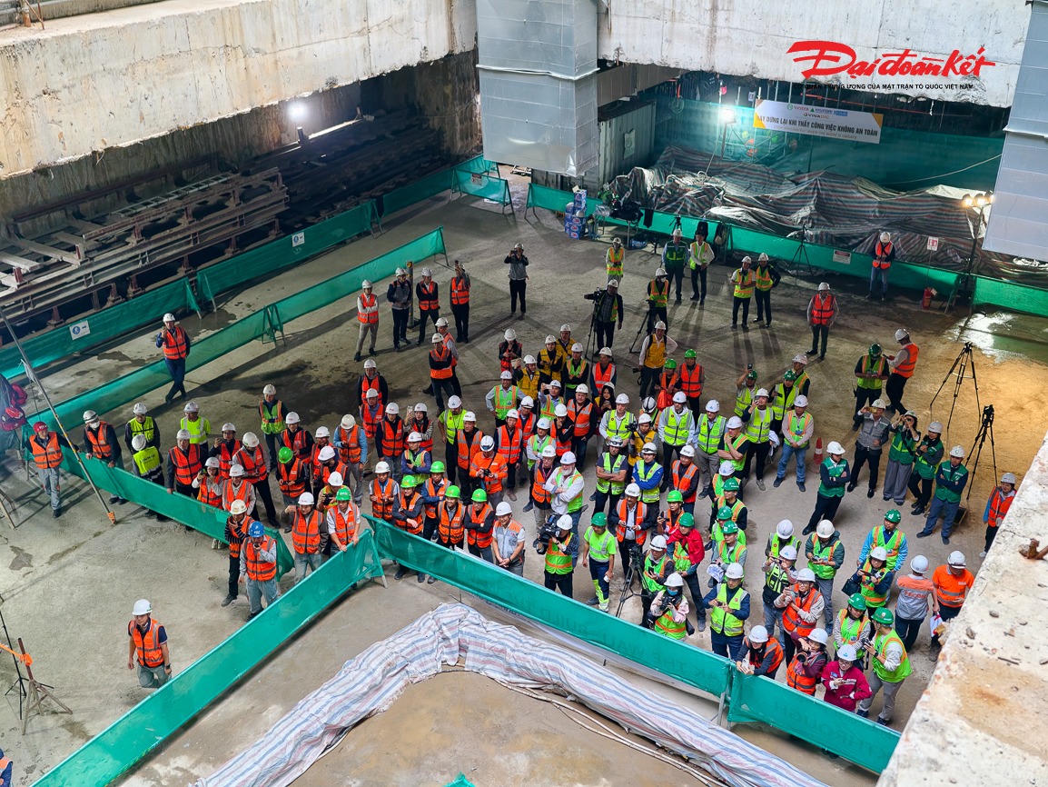 Theo ghi nhận của PV Báo Đại đoàn kết, sáng ngày 1/12 máy khoan hầm TBM số 1 “Thần tốc” đã tiến vào ga S12 (Ga Hà Nội) khép lại hành trình gần 4 km đào ngầm xuyên lòng đất của dự án Nhổn – Ga Hà Nội.