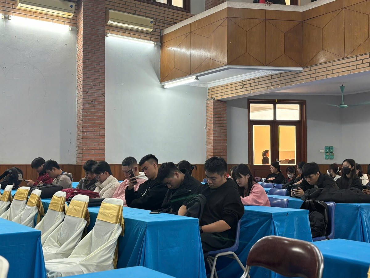 Sinh viên Trường Cao đẳng Du lịch Hà Nội tham gia buổi đối thoại trưa 1/12. Ảnh: Hồng Hạnh