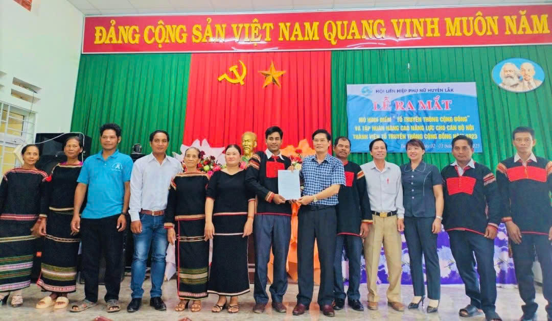 Thành viên Tổ truyền thông cộng đồng xã Liên Sơn Lắk tuyên truyền về bình đẳng giới cho người dân