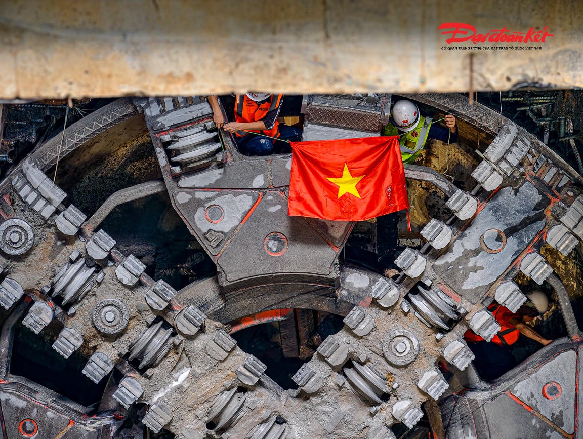 "Hành trình gần 4 km dưới lòng đất được thực hiện an toàn, ổn định, với 1.720 vòng vỏ hầm được lắp đặt, tuân thủ nghiêm ngặt các tiêu chuẩn kỹ thuật và quan trắc môi trường", theo Ban Quản lý Đường sắt đô thị Hà Nội.