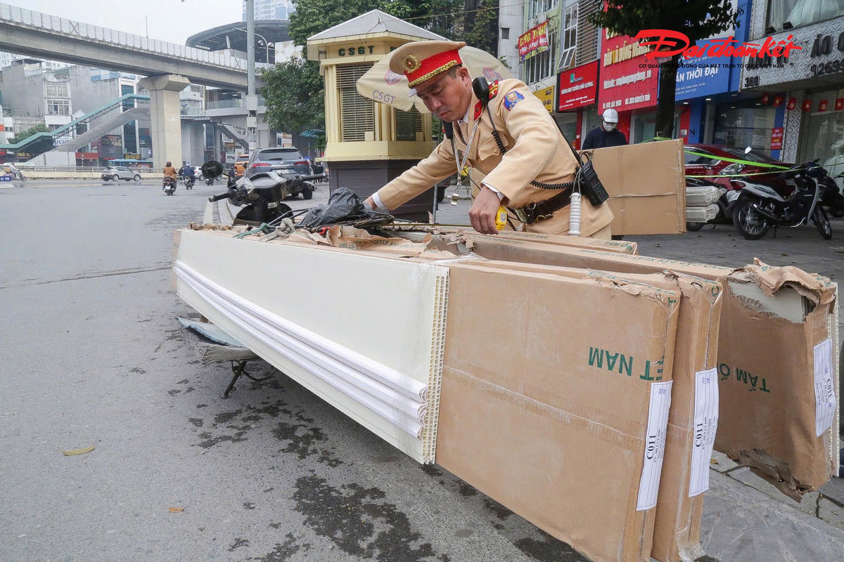 Lực lượng chức năng tiến hành đo chiều dài hàng hoá.