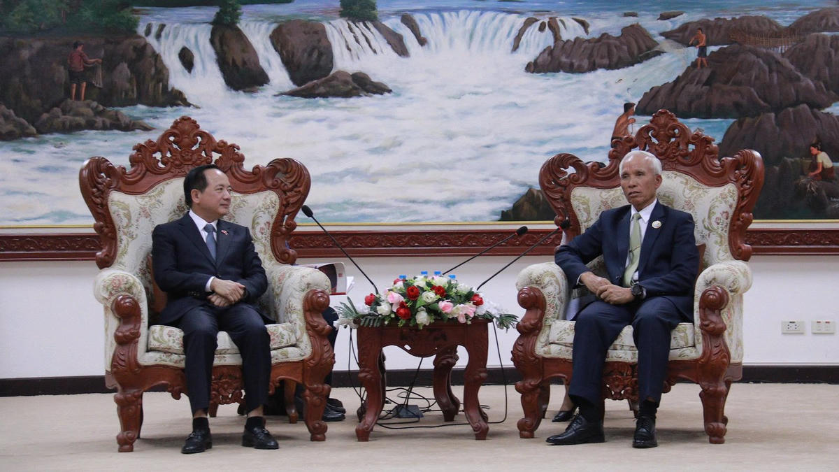 Ông Khamphan Pheuiyavong, Bí thư Trung ương Đảng, Trưởng ban Tuyên huấn Trung ương Đảng Nhân dân Cách mạng Lào tiếp Bí thư Trung ương Đảng, Trưởng Ban Tuyên giáo và Dân vận Trung ương Đảng Cộng sản Việt Nam Trịnh Văn Quyết. Ảnh: Bộ Ngoại giao.