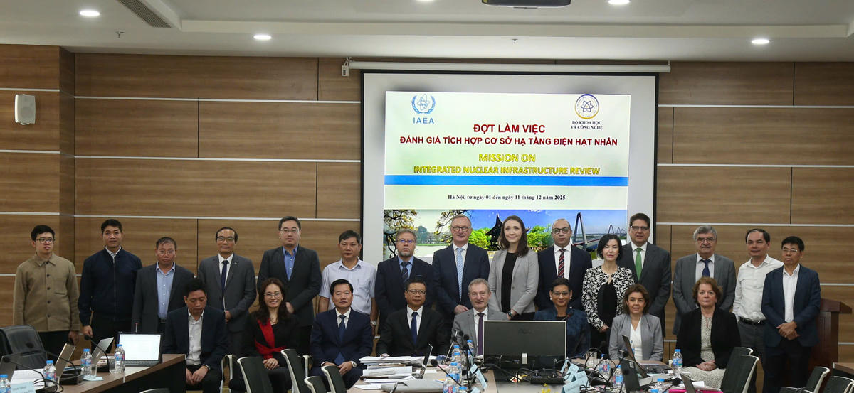 Các đại biểu Việt Nam và và chuyên gia IAEA tham gia Đợt làm việc.