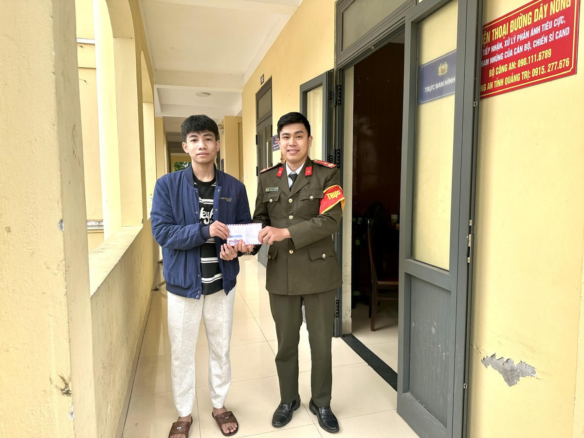 Quảng Trị: Nhặt được phong bì 3 triệu đồng, nam sinh chủ động đến Công an nhờ tìm người đánh rơi