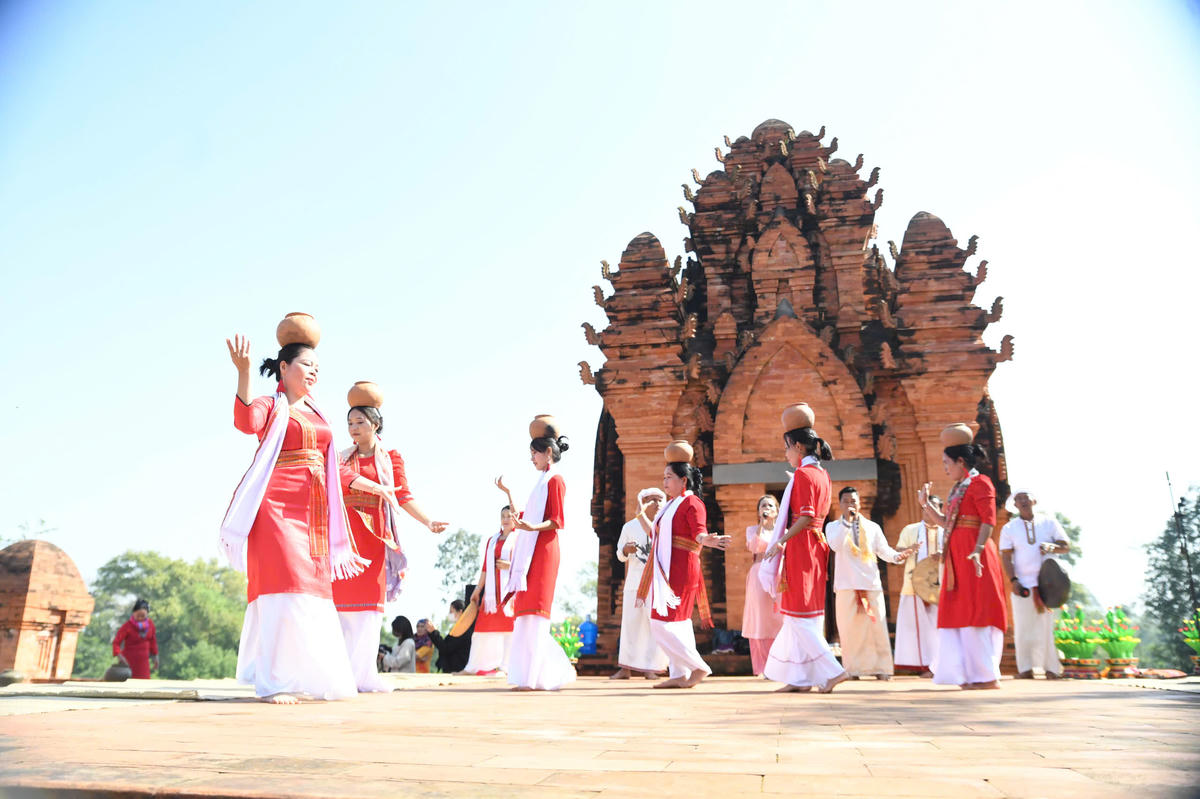 Nhiều hoạt động trình diễn, tái hiện phong tục đón xuân mới, đón Tết của đồng bào các dân tộc. Ảnh: P. Sỹ.