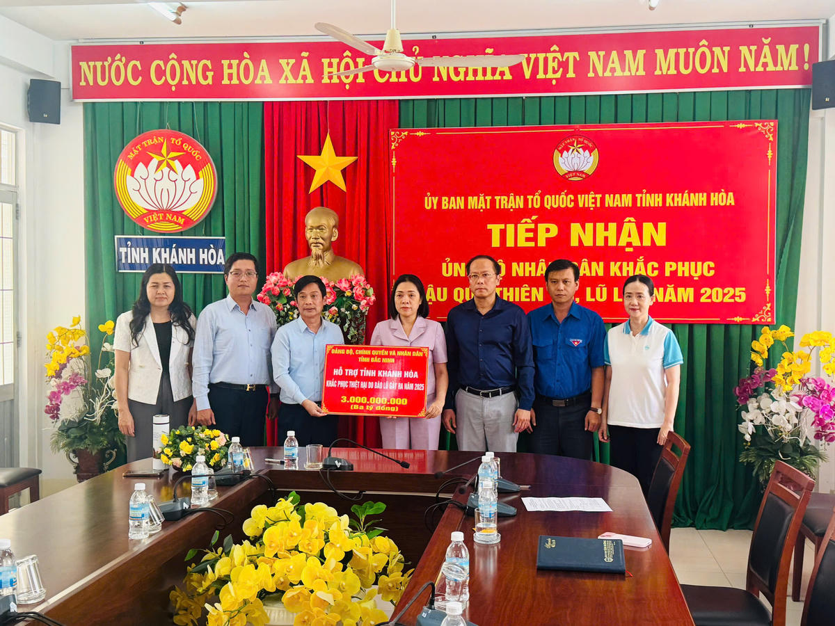 Lãnh đạo Ủy ban MTTQ tỉnh Khánh Hòa tiếp nhận tiền ủng hộ nhân dân khắc phục hậu quả thiên tai do mưa lũ 2025. 	Ảnh: Thùy Trang