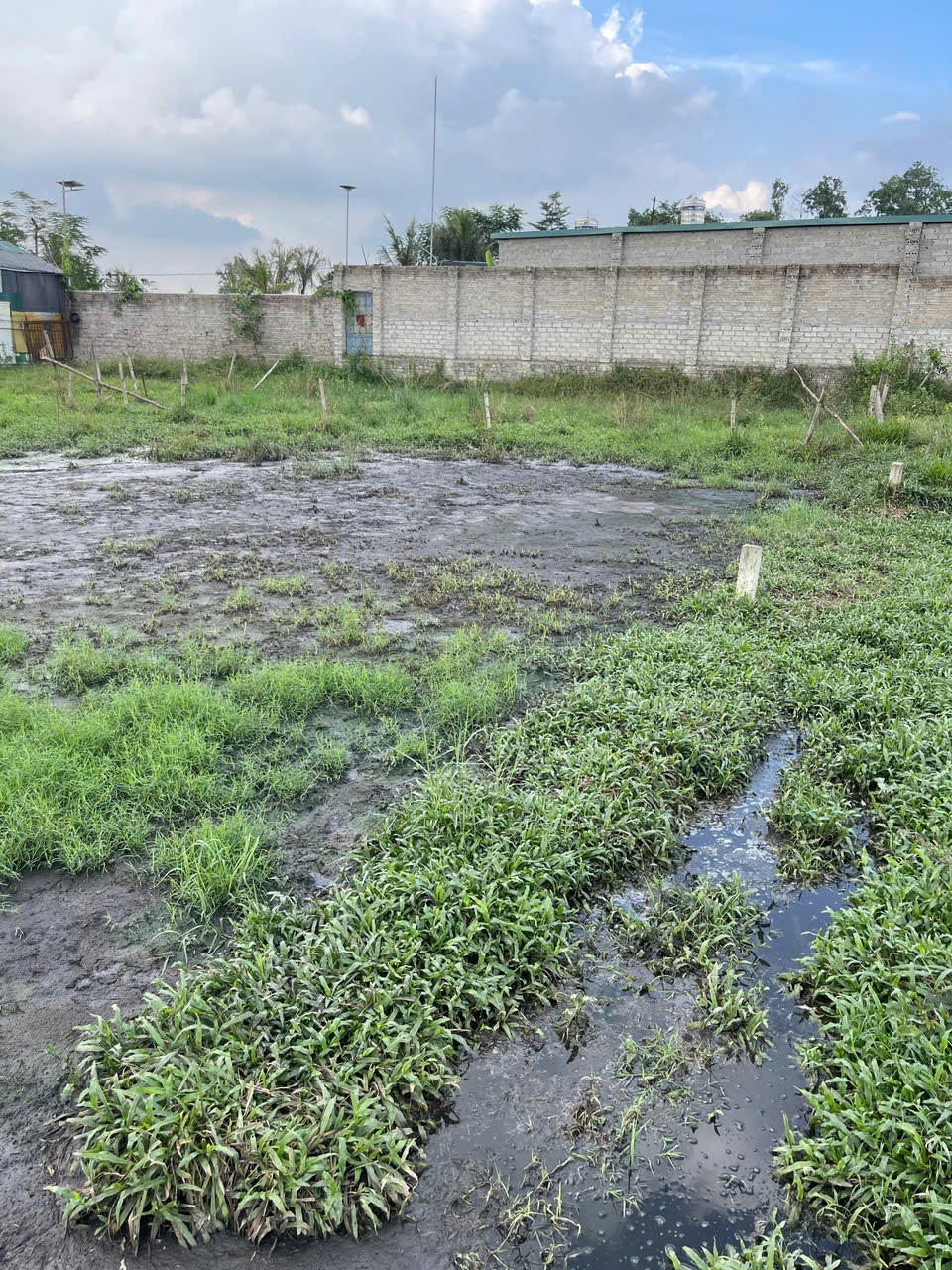 Tình trạng ô nhiễm như này đã kéo dài suốt nhiều tháng qua. Ảnh: Minh Quân