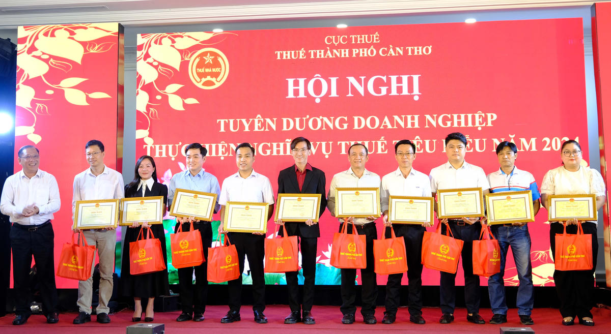 Trao Bằng khen các doanh nghiệp nộp thuế tiêu biểu năm 2024. Ảnh TT