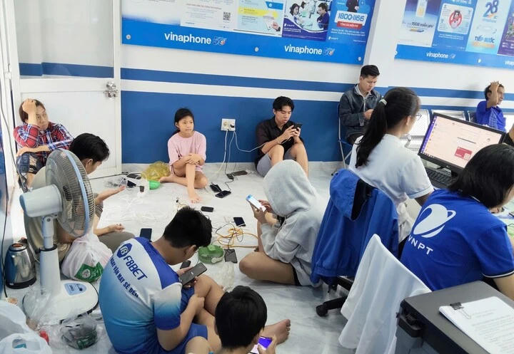 VinaPhone hỗ trợ người dân sạc pin tại điểm giao dịch. (Ảnh: VNPT)