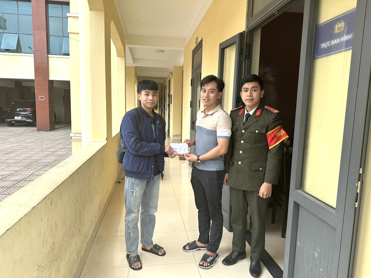 Nam sinh Phan Minh Quân trao trả tài sản cho người làm rơi. Ảnh: CAQT.