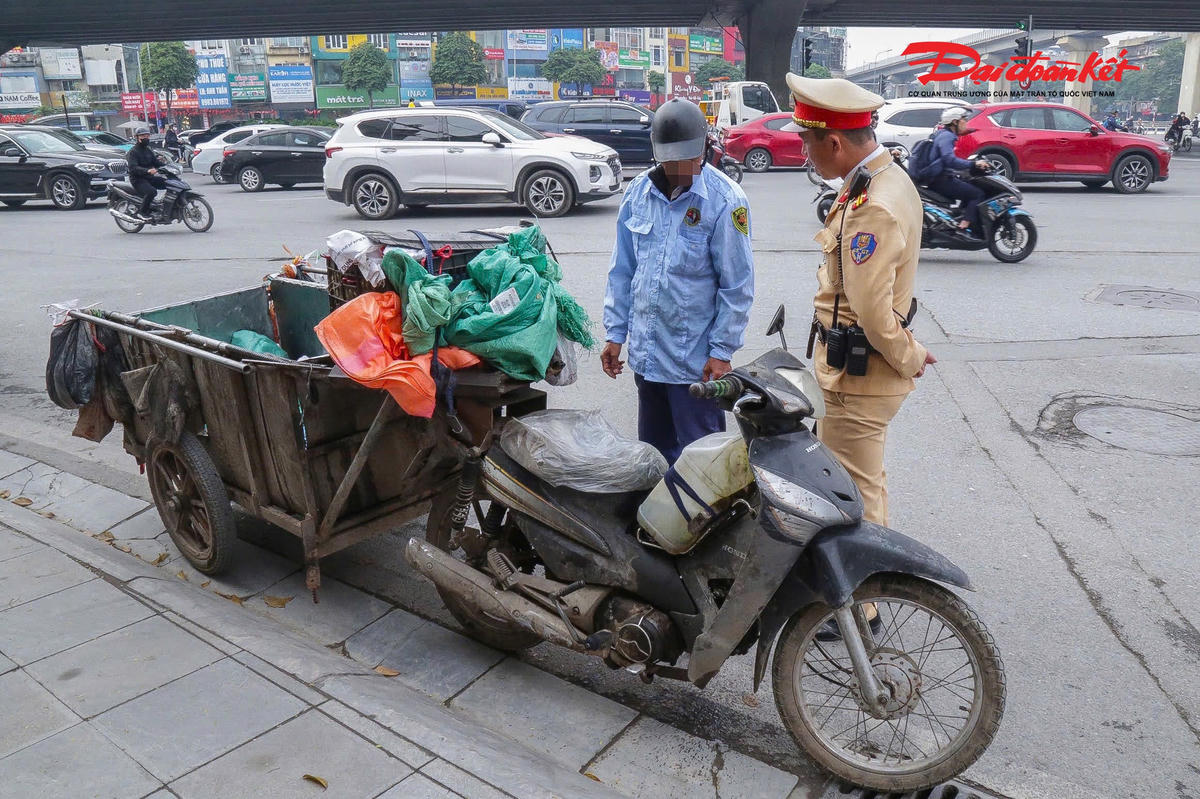 Thay vì dùng xe tải để chở hàng, nhiều chủ hàng chọn “xe ôm” cho rẻ.

. 