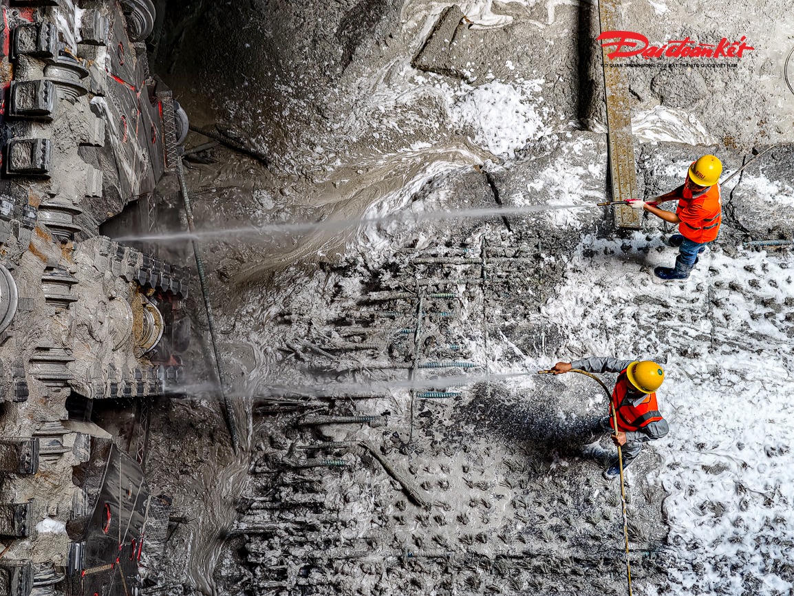 Công nhân vệ sinh, bảo dưỡng TBM tại Ga Hà Nội.