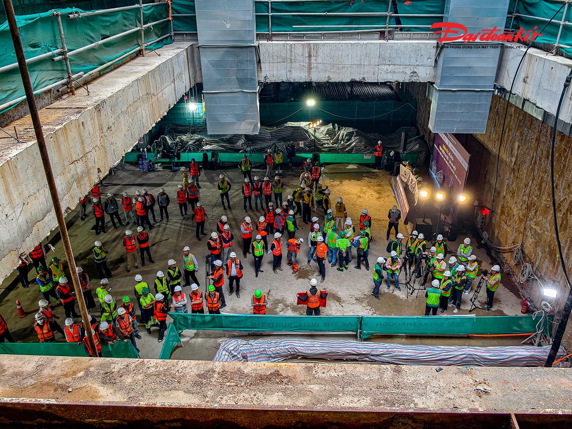 Ban Quản lý Đường sắt đô thị Hà Nội cho biết, TBM 2 mang tên “Táo bạo” vẫn đang tiếp tục hành trình đào hầm tới Ga S11. Tiến độ chung của gói thầu hầm và các ga ngầm (CP03) hiện đạt hơn 72%.