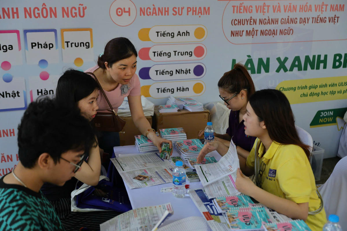 Thí sinh và phụ huynh tìm hiểu thông tin tuyển sinh của trường đại học.&nbsp;