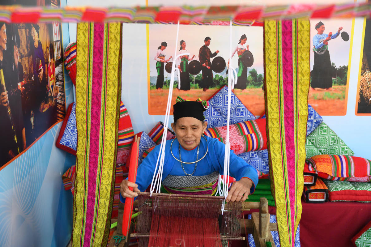 Mỗi hoa văn, kỹ thuật nhuộm chàm, dệt lanh, thêu sáp ong hay se sợi đều là “tri thức sống” của cộng đồng. 