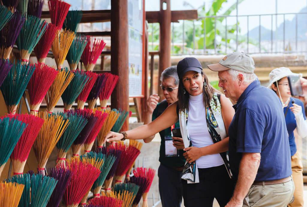 Công viên địa chất toàn cầu UNESCO Non nước Cao Bằng thu hút du khách quốc tế đến tham quan, trải nghiệm.