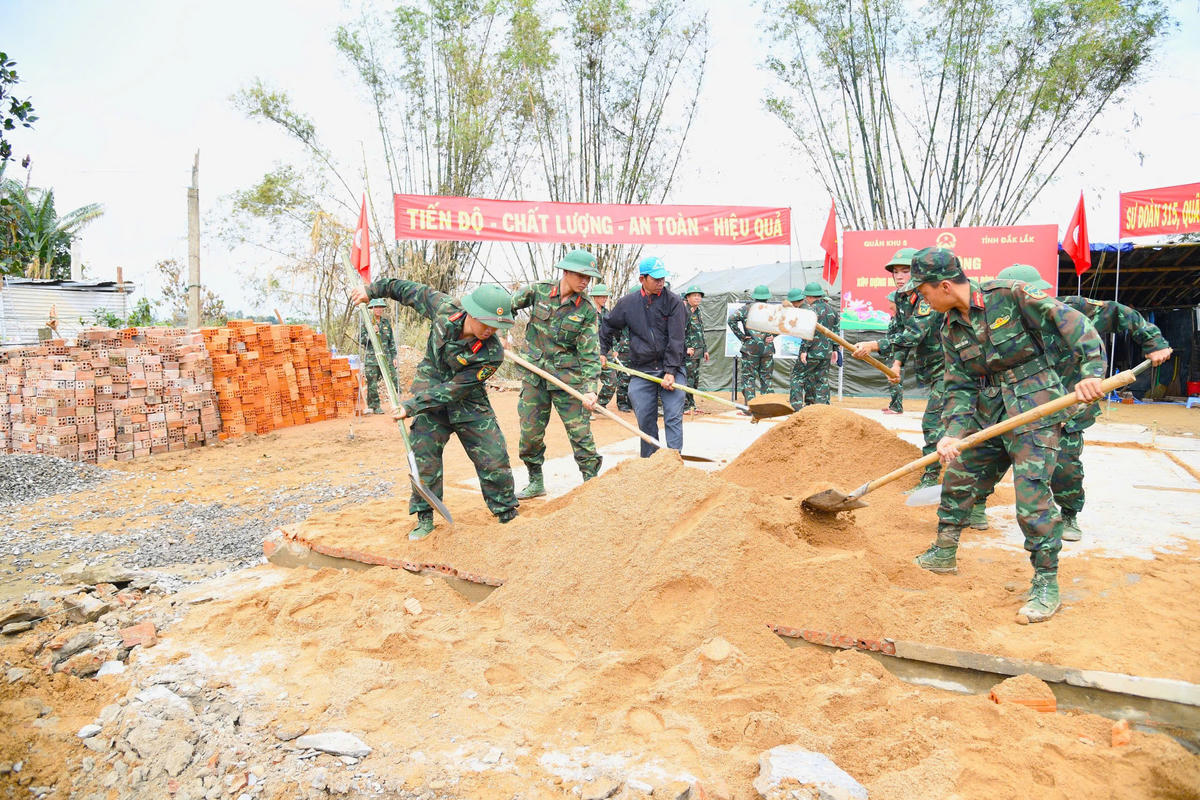 Quân khu 5 đã huy động hơn 100 đội thợ lành nghề để đảm bảo tiến độ. Ảnh: VT.