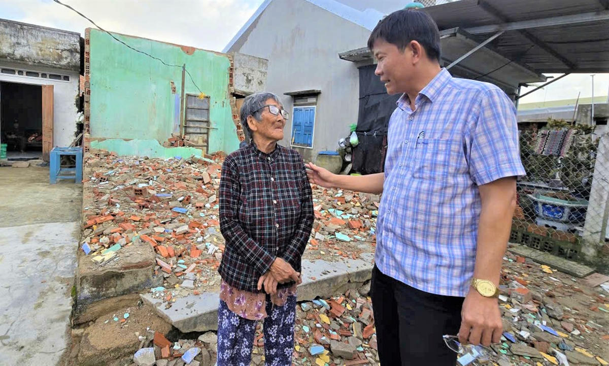 Cán bộ địa phương thăm hỏi, hỗ trợ bà Nguyễn Thị Đào có nhà bị bão đánh sập. Ảnh: CV.