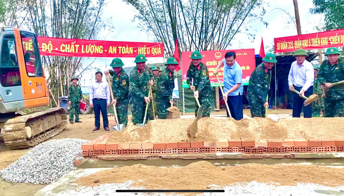 Lãnh đạo Bộ Tư lệnh Quân khu 5, UBND, Ủy ban MTTQ Việt Nam tỉnh Đắk Lắk thực hiện nghi thức khởi công xây dựng nhà ở cho người dân ở vùng lũ lụt xã Hòa Thịnh. Ảnh: VT.