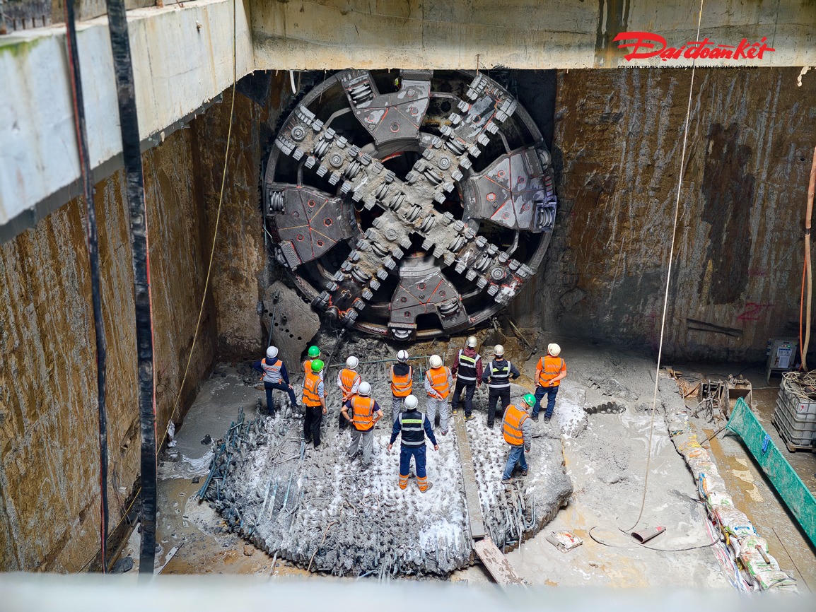 Ban Quản lý Đường sắt đô thị Hà Nội (MRB), TBM “Thần tốc” xuất phát từ Ga S9 – Kim Mã vào ngày 30/7/2024 và lần lượt vượt qua các ga ngầm S10 – Cát Linh, S11 – Văn Miếu, trước khi chính thức chạm đích Ga S12 – Ga Hà Nội vào sáng nay. 