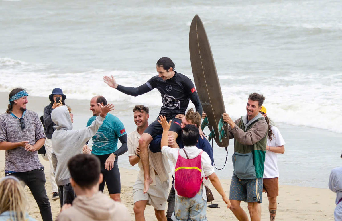 Người xem chúc mừng vận động viên có phần thi xuất sắc. Ảnh: Nguyễn Tú.