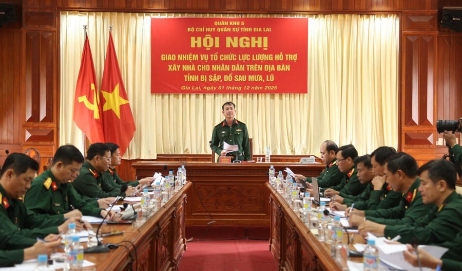 Đại tá Nguyễn Thế Vinh, Chỉ huy trưởng Bộ CHQS tỉnh Gia Lai giao nhiệm vụ cho các lực lượng thực hiện nhiệm vụ hỗ trợ người dân xây mới nhà sau bão lũ. Ảnh: CV.