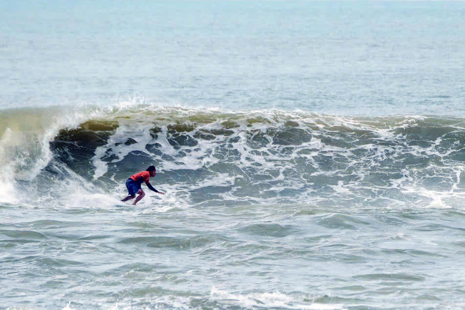 Chinh phục những đợt sóng lớn tại biển Đà Nẵng. Ảnh: Nguyễn Tú.