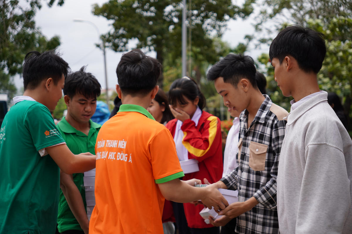 Trao vở, dụng cụ học tập cho học sinh vùng lũ Trường THPT Lê Hồng Phong, xã Tây Hoà, Đắk Lắk. Ảnh: Kim Chi.