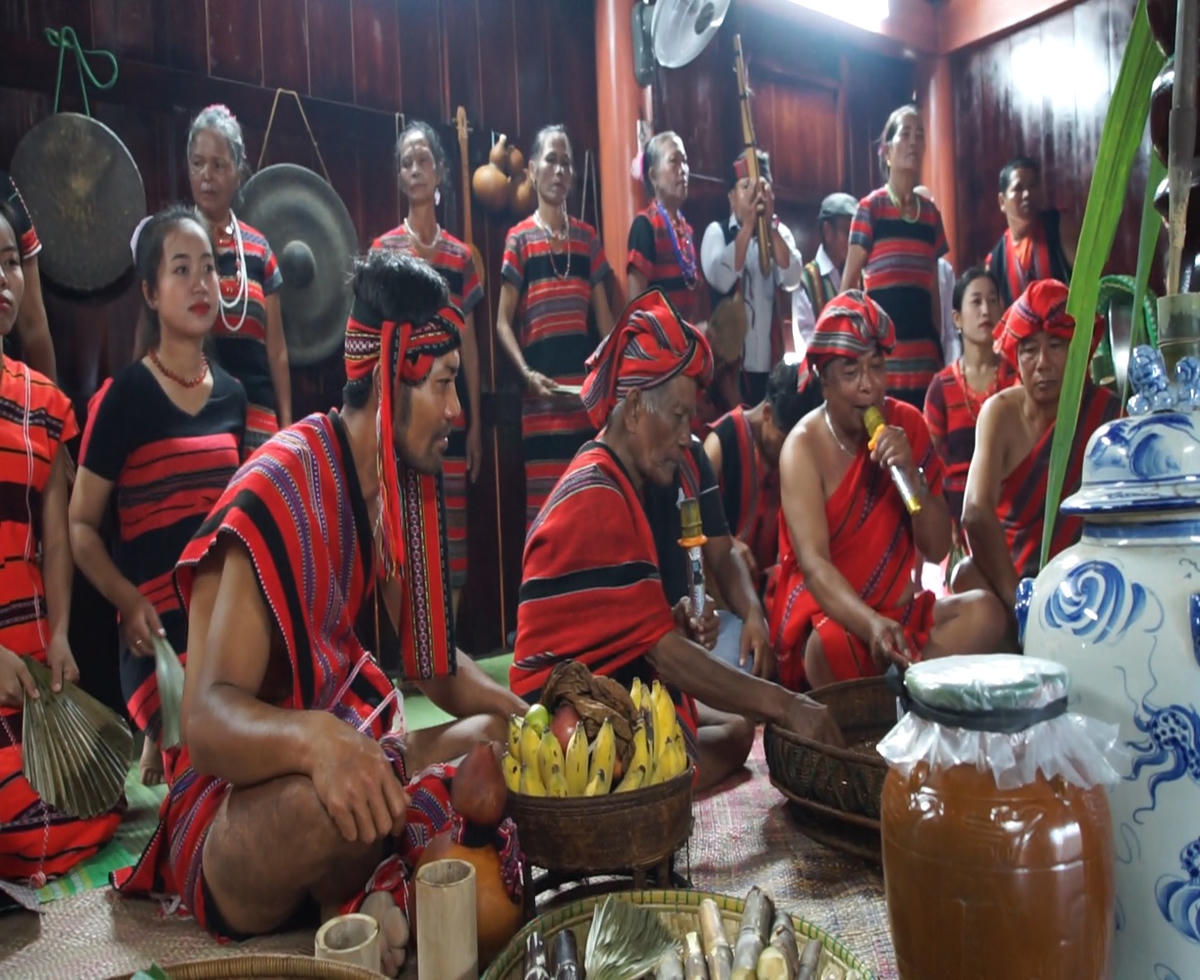 Già làng Quỳnh Hồng tại một nghi lễ truyền thống của người dân địa phương. Ảnh: M.L.