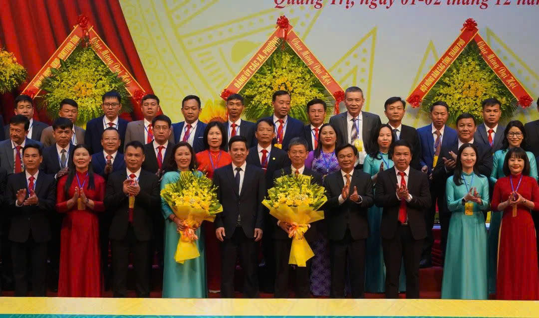 Ông Nguyễn Chiến Thắng, Phó Bí thư Tỉnh ủy, Chủ tịch Ủy ban MTTQ Việt Nam tỉnh Quảng Trị tặng hoa Chủ tịch Hội Nông dân tỉnh Quảng Trị nhiệm kỳ 2025-2030. Ảnh: T.X.