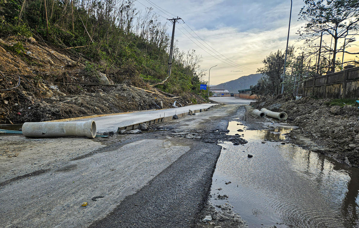 Ngay đầu tuyến đường, ở gần Bến số I – Cảng Vũng Áng, mặt đường biến dạng với chằng chịt “ổ voi”, “ổ gà”. Ảnh: Cẩm Kỳ&nbsp;