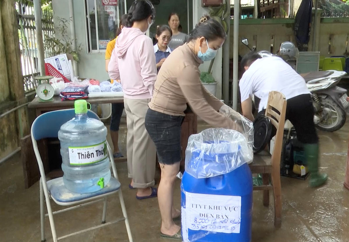 Nhân viên y tế TP Đà Nẵng khử khuẩn môi trường sau mưa lũ vừa qua. Ảnh: CV.