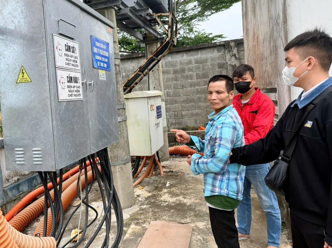 Đối tượng Trần Văn Tuấn tại hiện trường xảy ra vụ trộm cắp. Ảnh: CV.