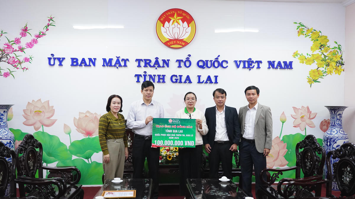 Trường Đại học Đông Á trao 100 triệu đồng cho Ủy ban MTTQ Việt Nam tỉnh Gia Lai. Ảnh: Kim Chi.&nbsp;