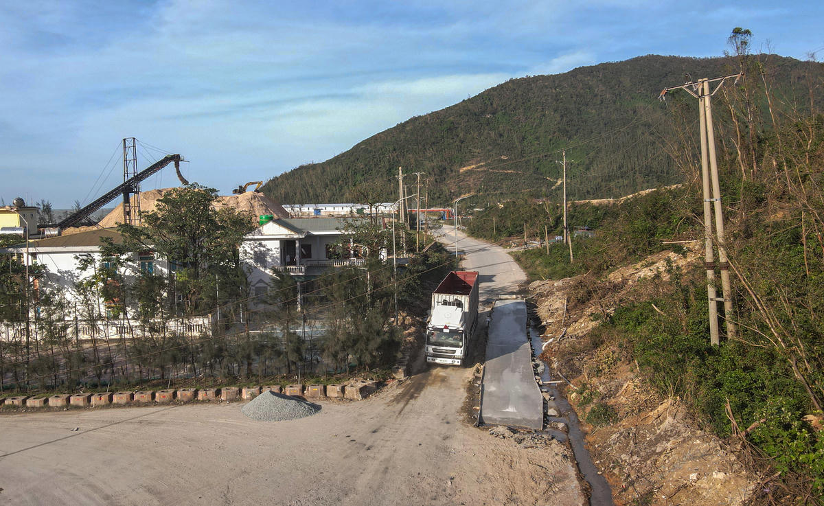 Hai tuyến đường dài chưa đầy 1,5 km, nối Bến cảng số I vào Khu kho gas, xăng dầu - Cảng Vũng Áng đã xuống cấp trầm trọng. Ảnh: Cẩm Kỳ&nbsp;