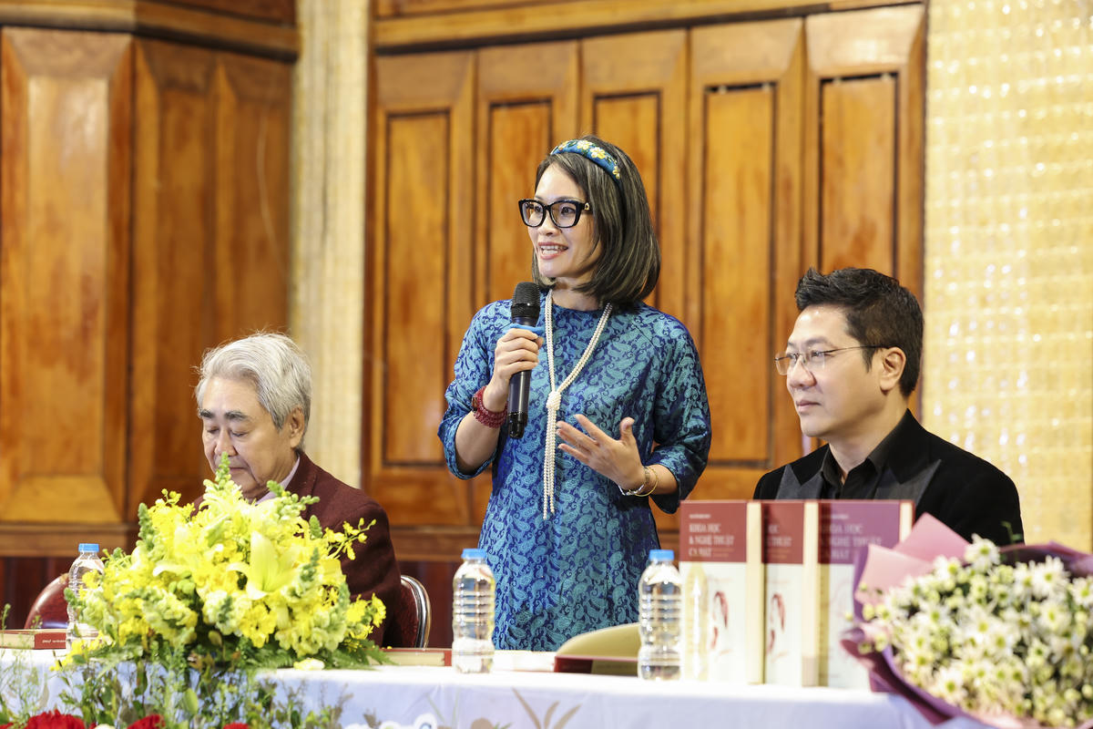 Nghệ sĩ opera Nguyễn Bích Thủy tại buổi ra mắt “Khoa học và nghệ thuật ca hát - Một cách tiếp cận chuyên sâu về thanh nhạc cổ điển”. Ảnh: Nguyễn Mạnh..