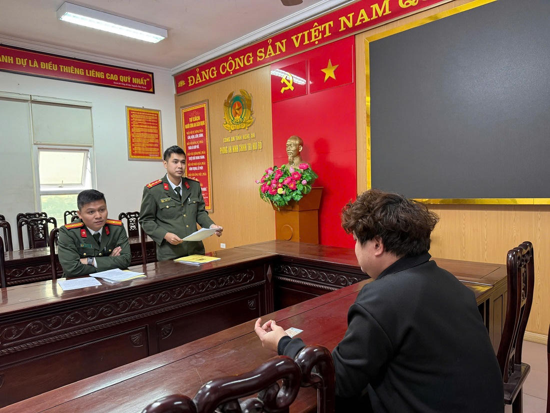 Tổ công tác Phòng An ninh chính trị nội bộ ra quyết định xử phạt vi phạm hành chính đối với P.V.H. Ảnh: Công an tỉnh Nghệ An