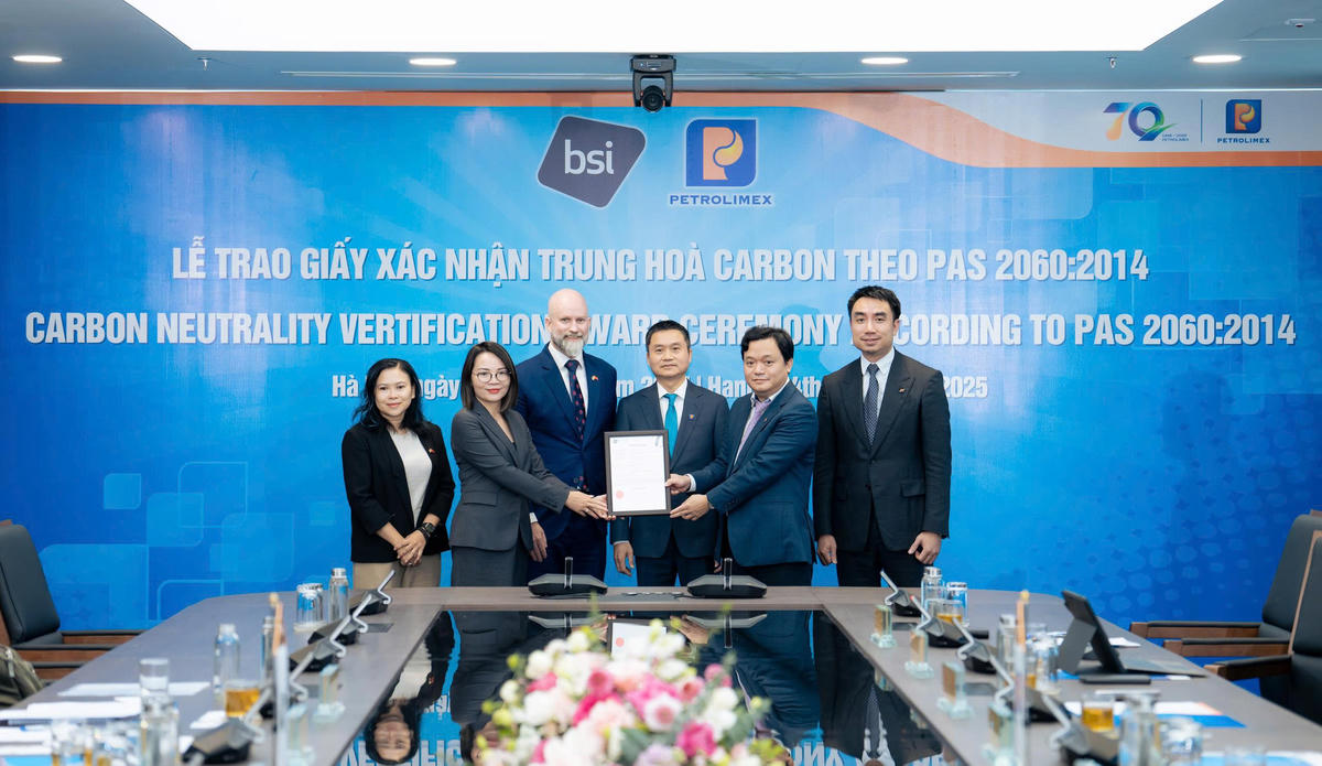 Ông Nguyễn Ngọc Tú - Phó Tổng giám đốc đại diện Tập đoàn Xăng dầu Việt Nam nhận giấy Xác nhận Trung hòa carbon từ đại diện Đại sứ quán Anh và Tổ chức BSI.