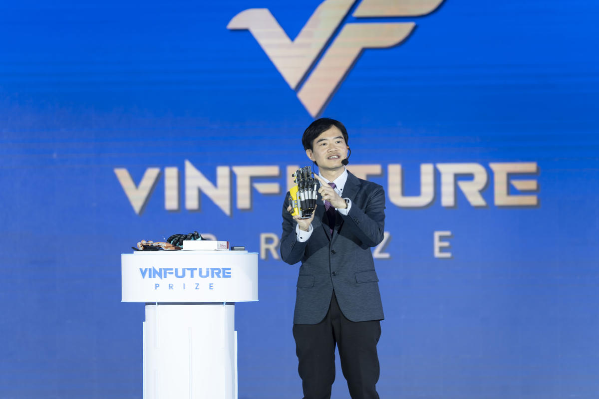 GS Raymond Tong diễn thuyết truyền cảm hứng sáng 1/12.