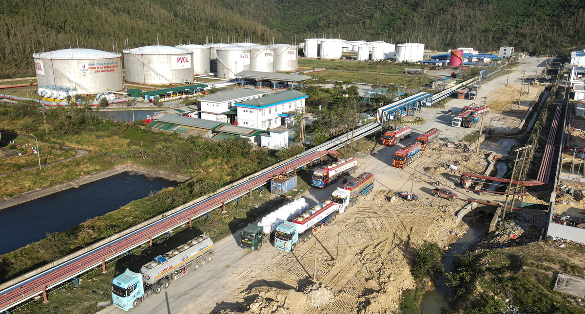 Hai tuyến đường từ Bến cảng số I vào Khu kho gas, xăng dầu - Cảng Vũng Áng có rất nhiều phương tiện lưu thông. Ảnh: Cẩm Kỳ&nbsp;